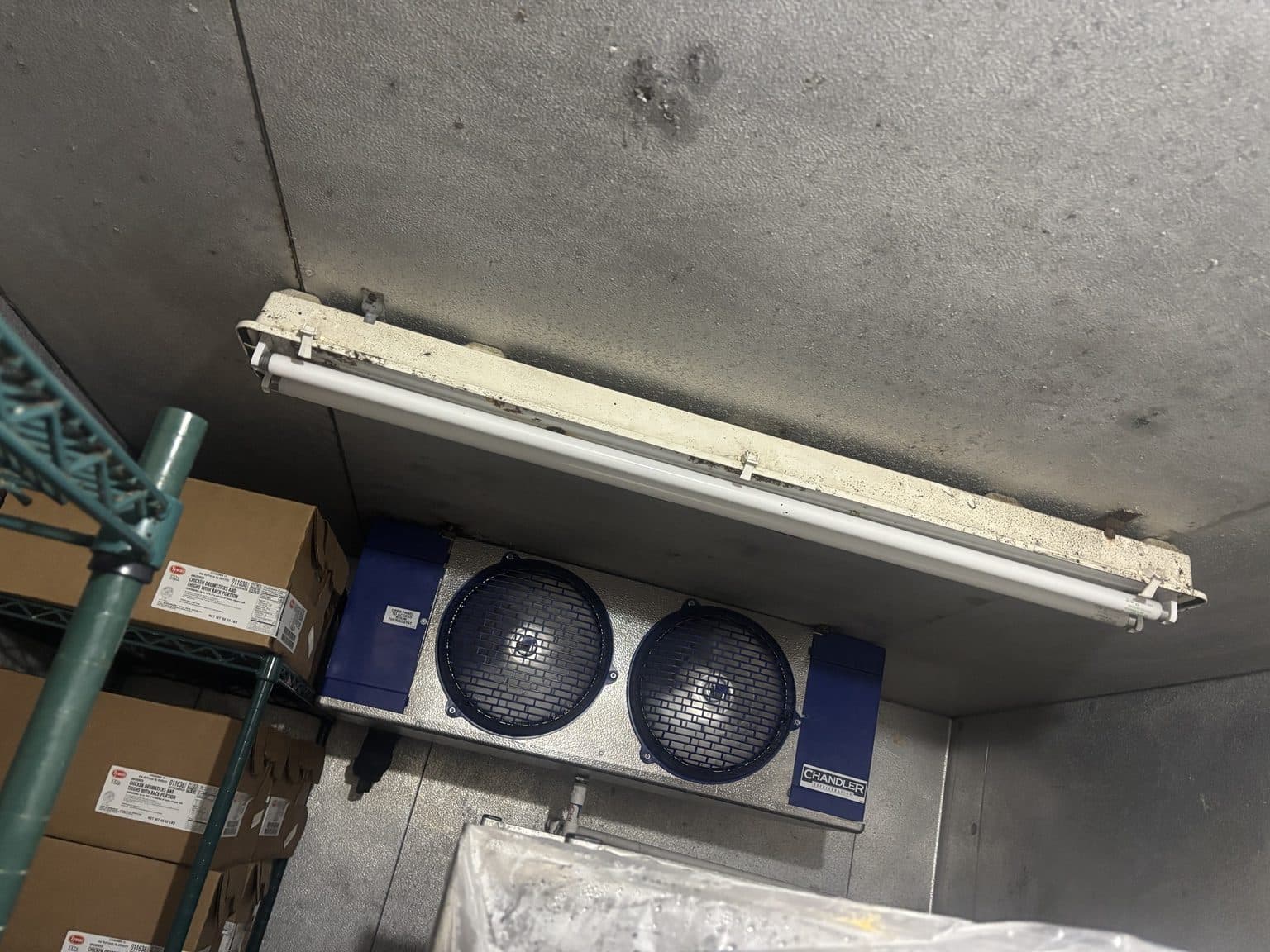 Commercial walk-in evaporator unit with dual fans